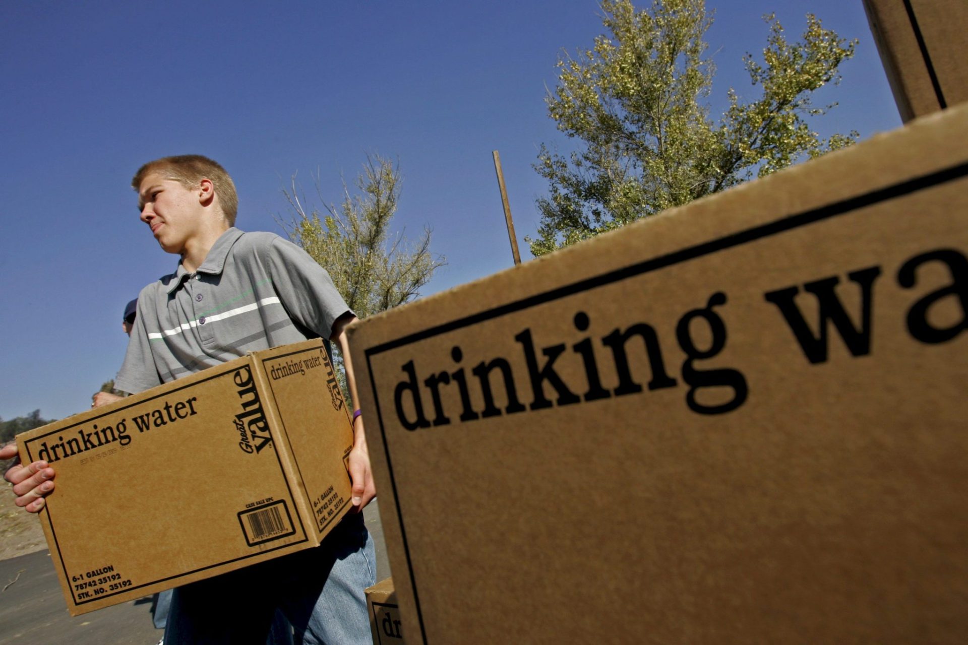 Voluntarios reparten agua embotellada a los indocumentados de Flint.