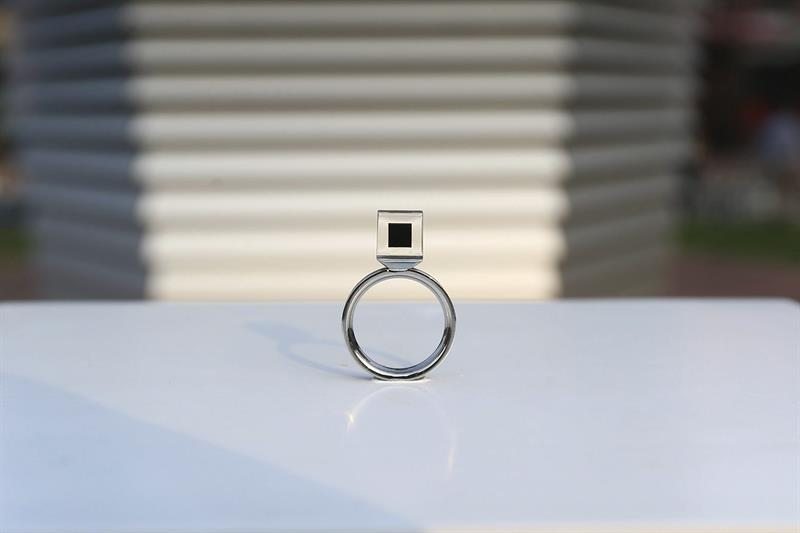 Un "joya" realizada a partir del aire que descontamina el "Smog Free Project".