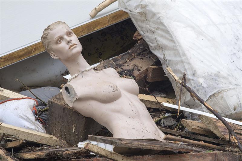 maniquí entre los escombros tras las inundaciones en la localidad de Simbach, Alemania. 