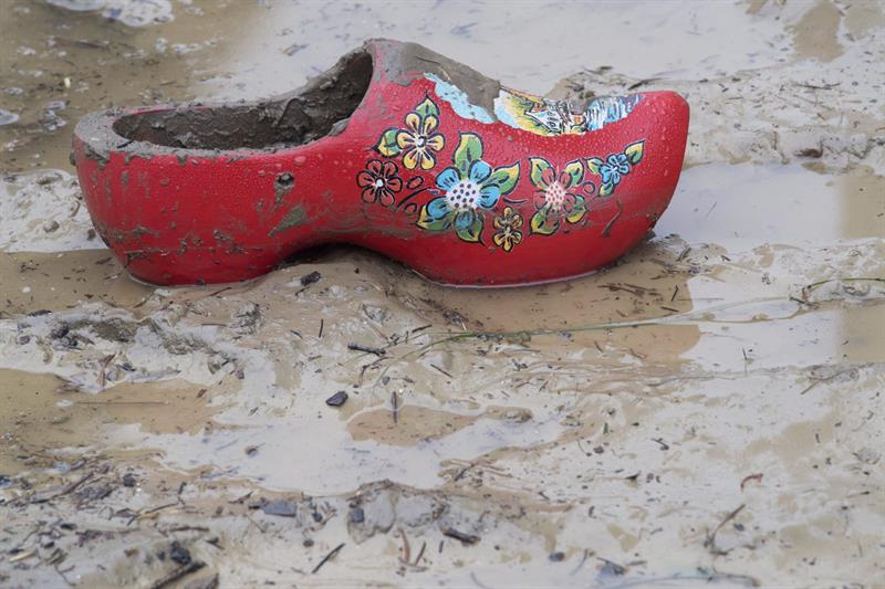 Un zueco en el fango tras las inundaciones en Simbach (Alemania).