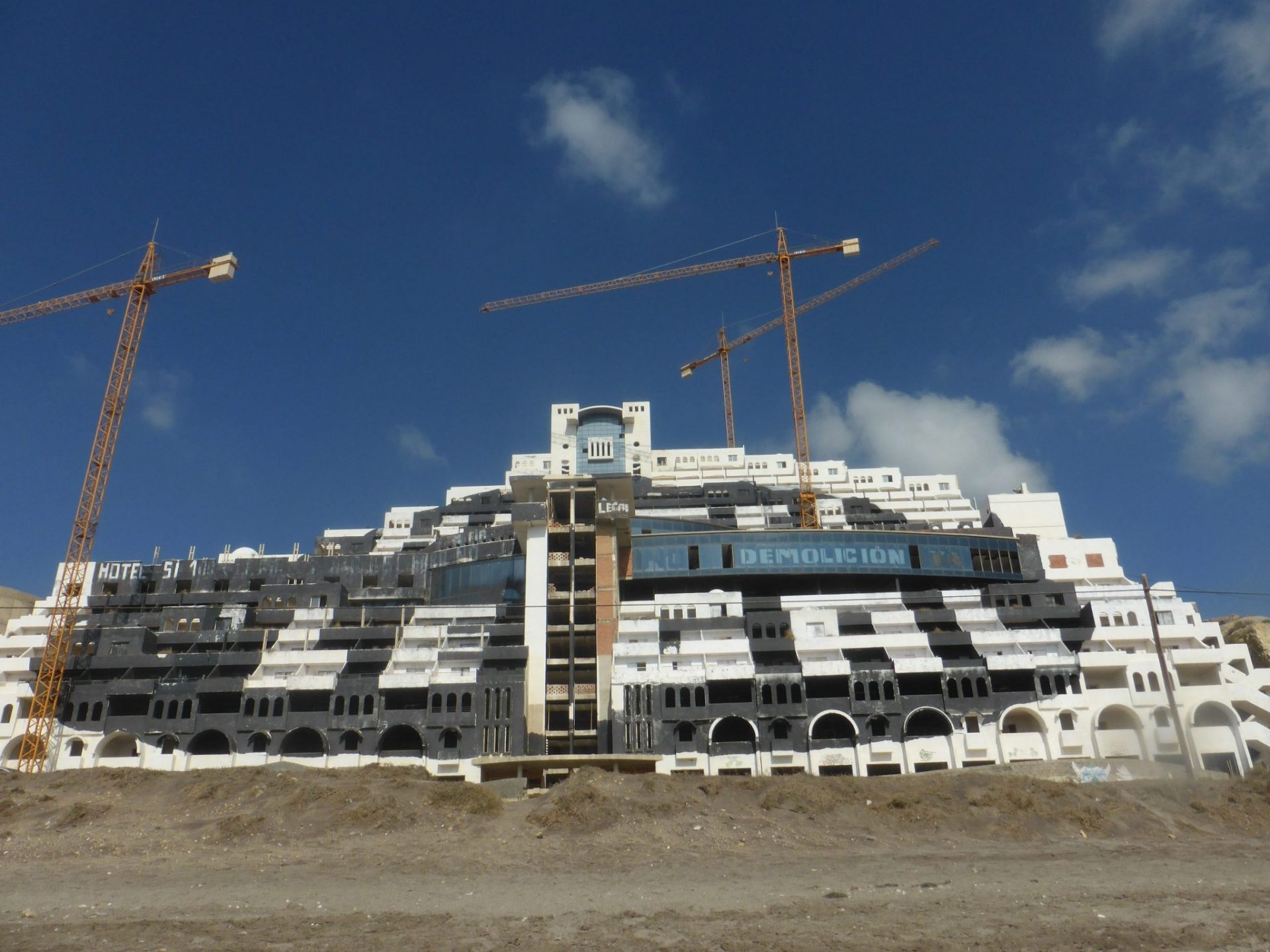 Estado del hotel Algarrobico en Carboneras (Almería) en julio de 2016.