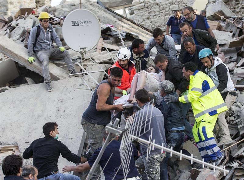 Rescate de una herida entre los escombros de un edificio colapsado en Amatrice.