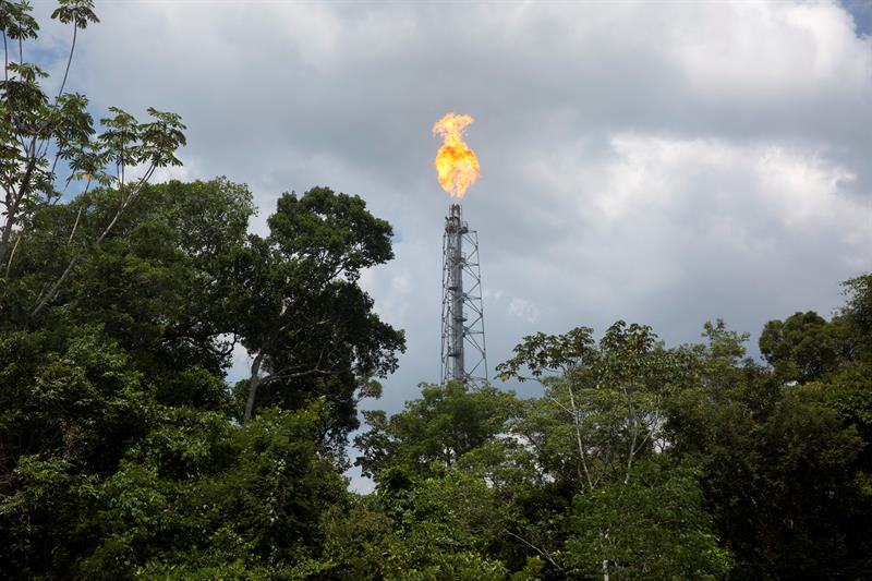 La explotación petrolífera de Urucú en medio de la selva amazónica desde hace 30 años. 