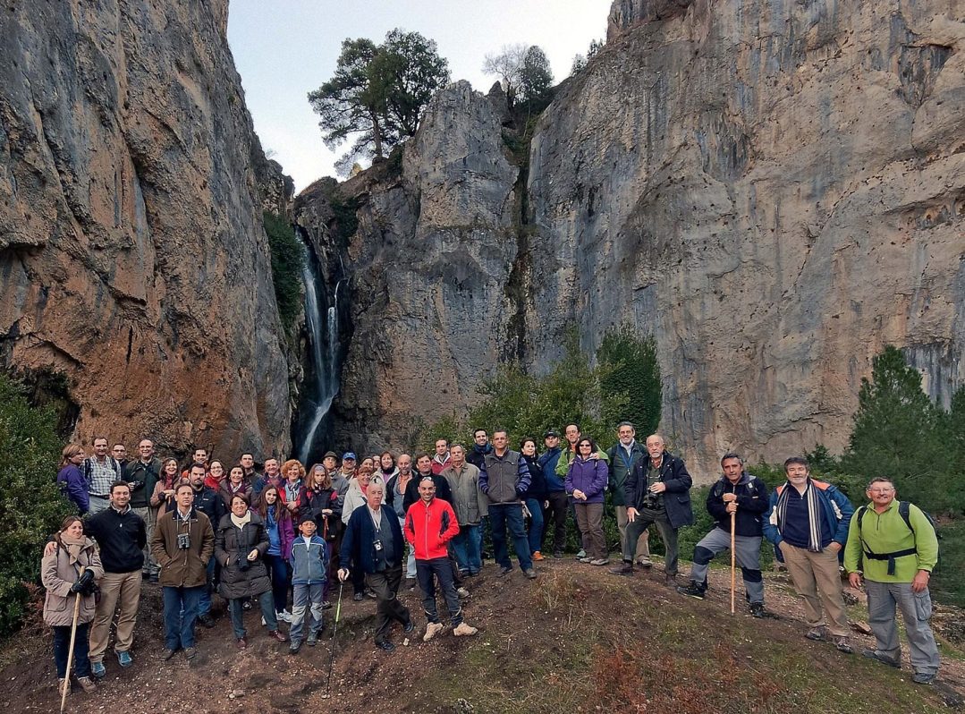 Colaboradores de "Conoce tus Fuentes" junto al Salto de los Órganos, en el encuentro celebrado en Cazorla en noviembre de 2011. EFE/José Rubia González/UGR