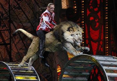Foto de archivo de un número circense con un león en el Festival mundial del Circo de Moscú en 2011.