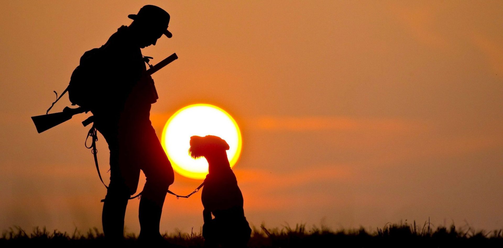 Imagen de archivo de un cazador con su perro al amanecer. EFE/Patrick Pleul