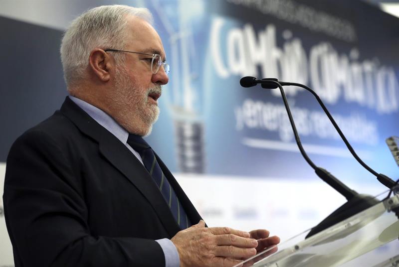 Arias Cañete: España debe abrir "un debate horizontal" que "no atañe solo" a los departamentos de energía y medio ambiente. 