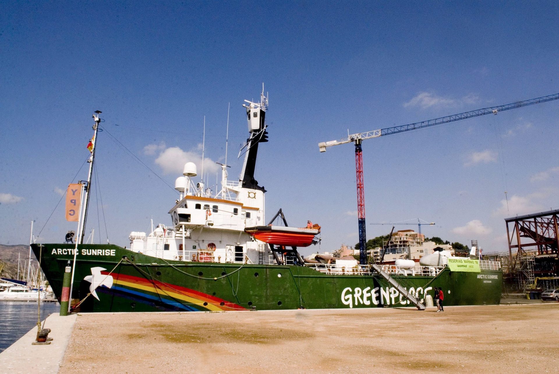 Imagen de archivo del barco de Greenpeace Arctic Sunrise, atracado en Cartagena. EFE/José Albaladejo