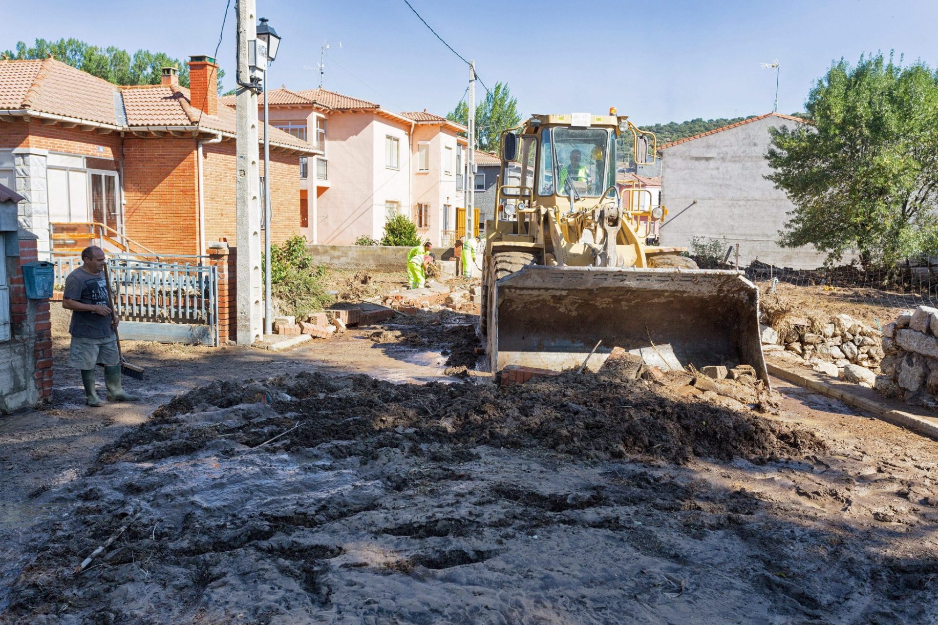 Tareas de limpieza tras la riada en Muñogalindo (Ávila).