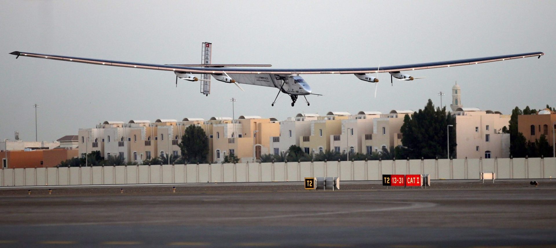 El avión solar, pilotado por el suizo Bertrand Piccard, se prepara antes de despegar en el campo de aviación de Moffett, en Mountain View (California)