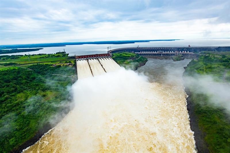 Apertura de las compuertas de desagüe de la presa de Itaipú, que comparten Brasil y Paraguay. 