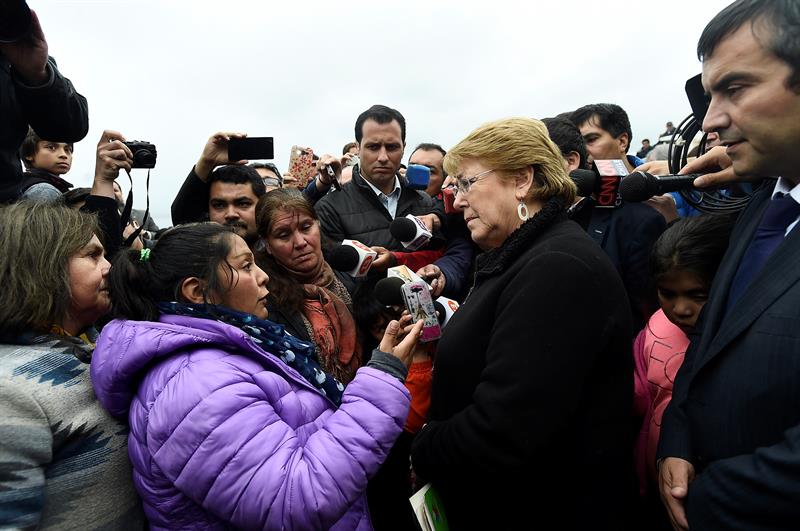 La presidenta e Bachelet (2-d) habla con una mujer este lunes en Quellón (Chile), tras el terremoto. 
