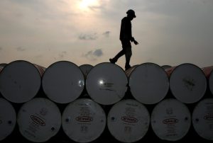 Un trabajador inspecciona barriles de petróleo en una central de distribución en Yakarta (Indonesia).