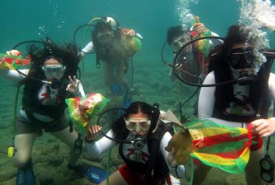 BATANGAS (FILIPINAS.- Foto de archivo de varios estudiantes de buceo la universidad subacuática de Filipinas recogiendo basura del fondo del mar en la zona de Batangas, al sur de Manila (Filipinas). EFE/Dennis M. Sabangan