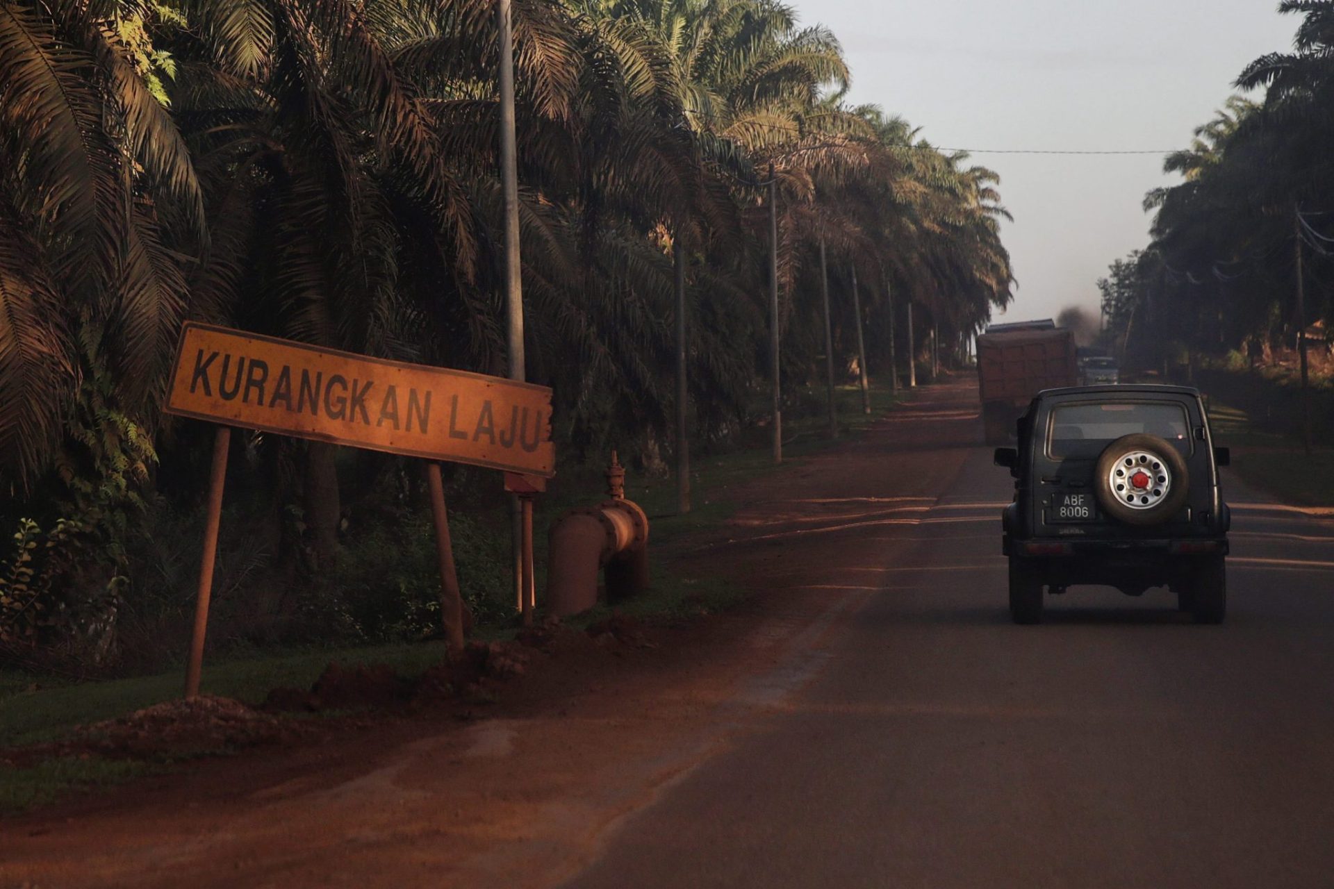 Una carretera cubierta de polvo de bauxita en Kuantan (Malasia).