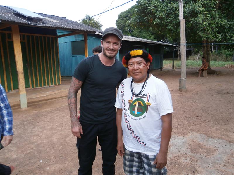 Fotografía cedida por Survival que muestra al exjugador de fútbol inglés David Beckham junto a Davi Kopenawa, portavoz de la tribu yanomami, una etnia amenazada en el Amazonas de Brasil.