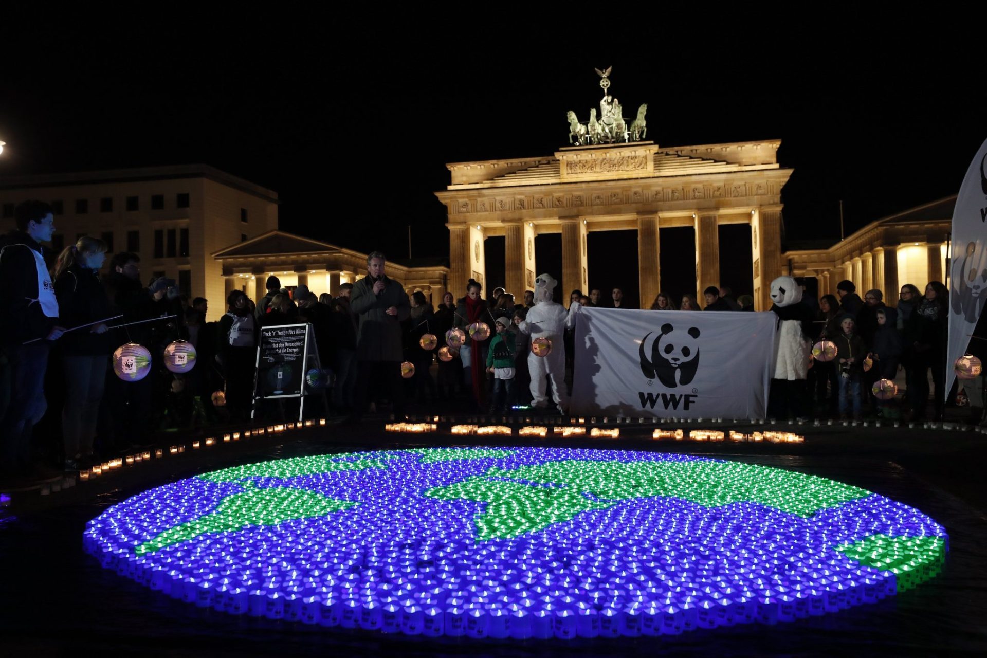 FTB10. Berlin (Germany), 25/03/2017.- Candles are lit in front of the Brandenburg Gate before turning off its lights to commemorate Earth Hour in Berlin, Germany, 25 March 2017. Earth Hour takes place worldwide at 20:30 local time, calling for lights to be turned off for 60 minutes to raise awareness of the danger of global climate change. The movement is now celebrated in over 172 countries and over 7,000 cities and towns around the world. (Alemania) EFE/EPA/FELIPE TRUEBA