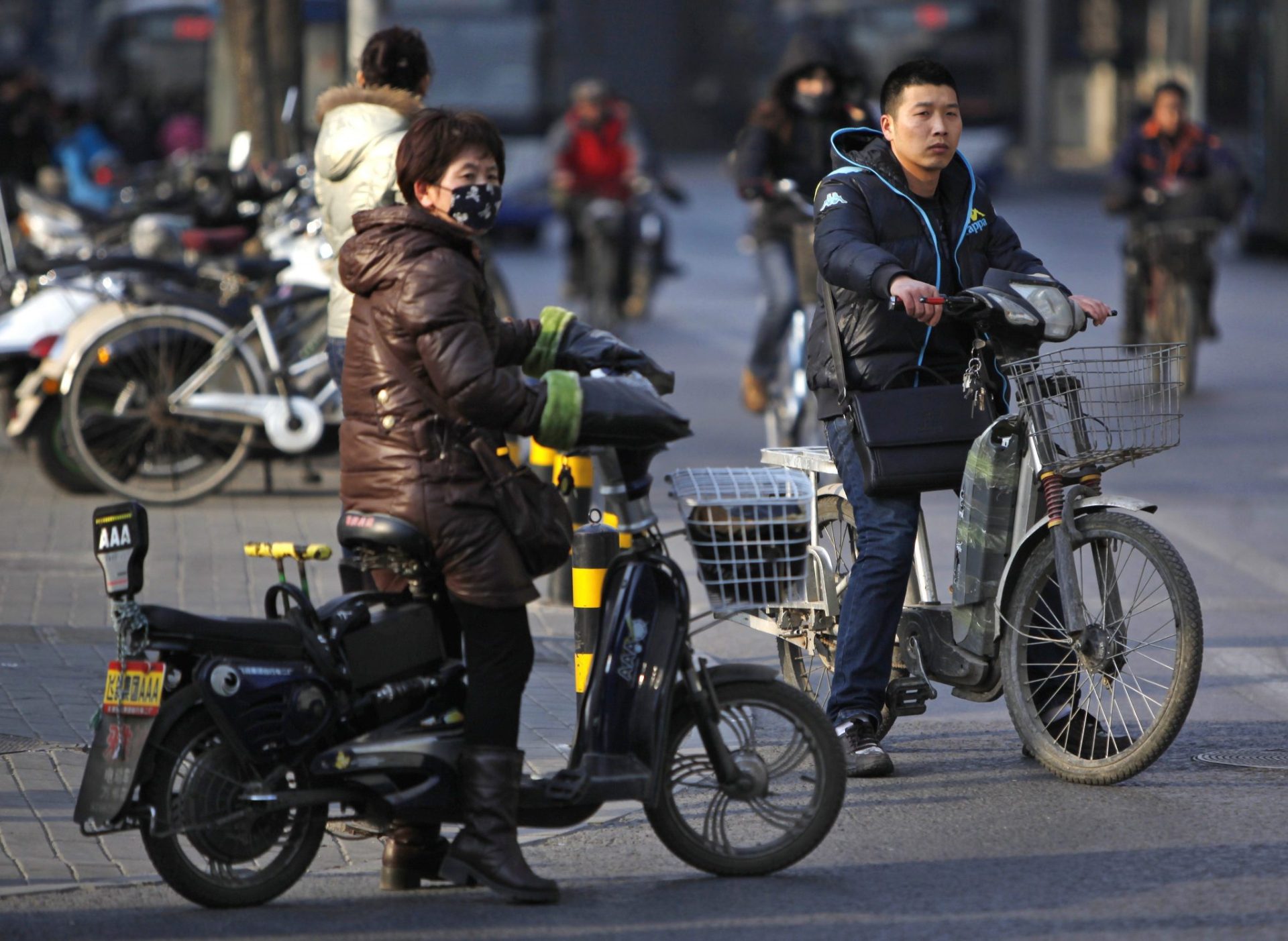 Caos en el servicio de mensajería en Shenzhen por una campaña contra la bicicletas eléctricas.