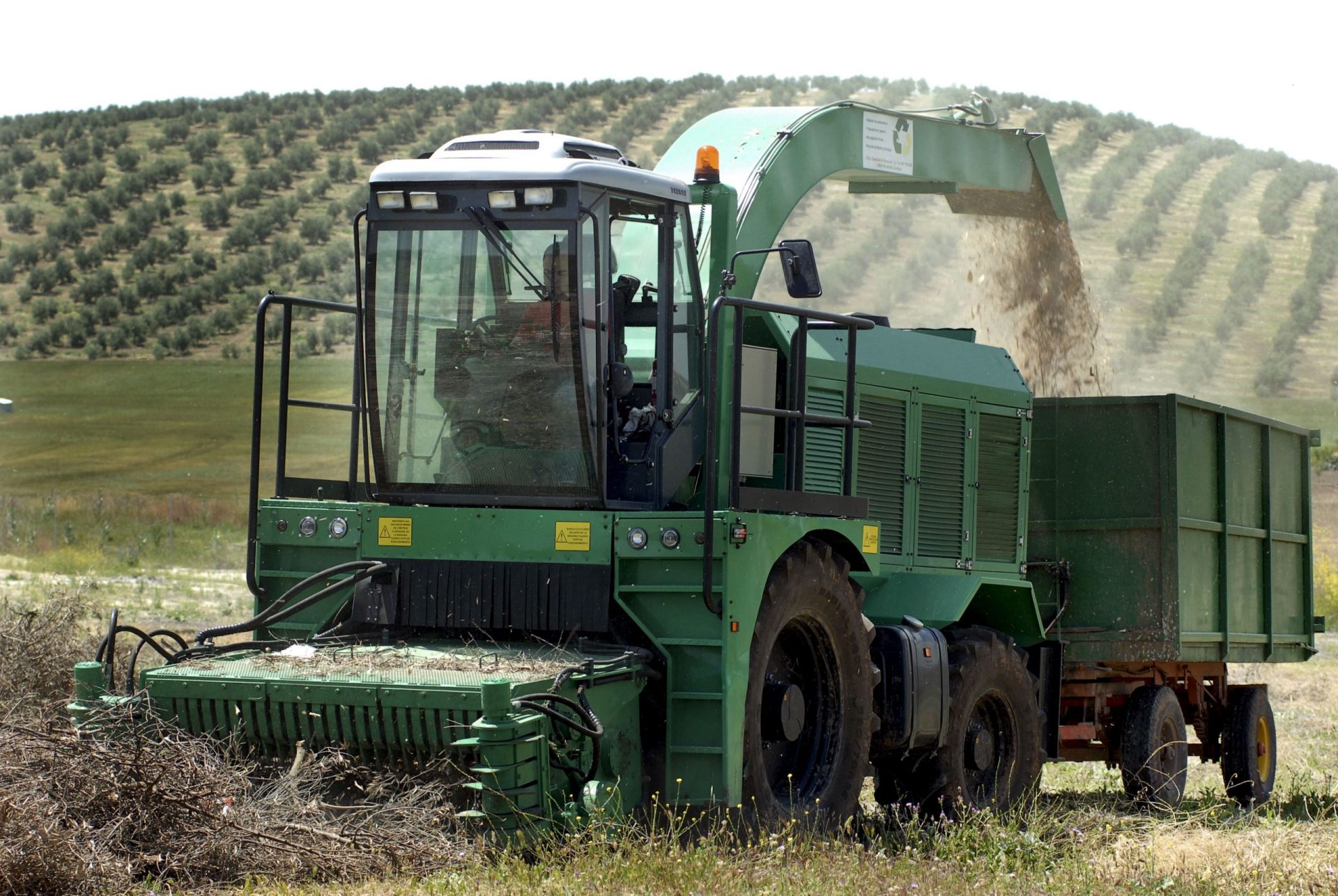 Una máquina trituradora de residuos de cosechas para su posterior utilización como biomasa para producir energía.