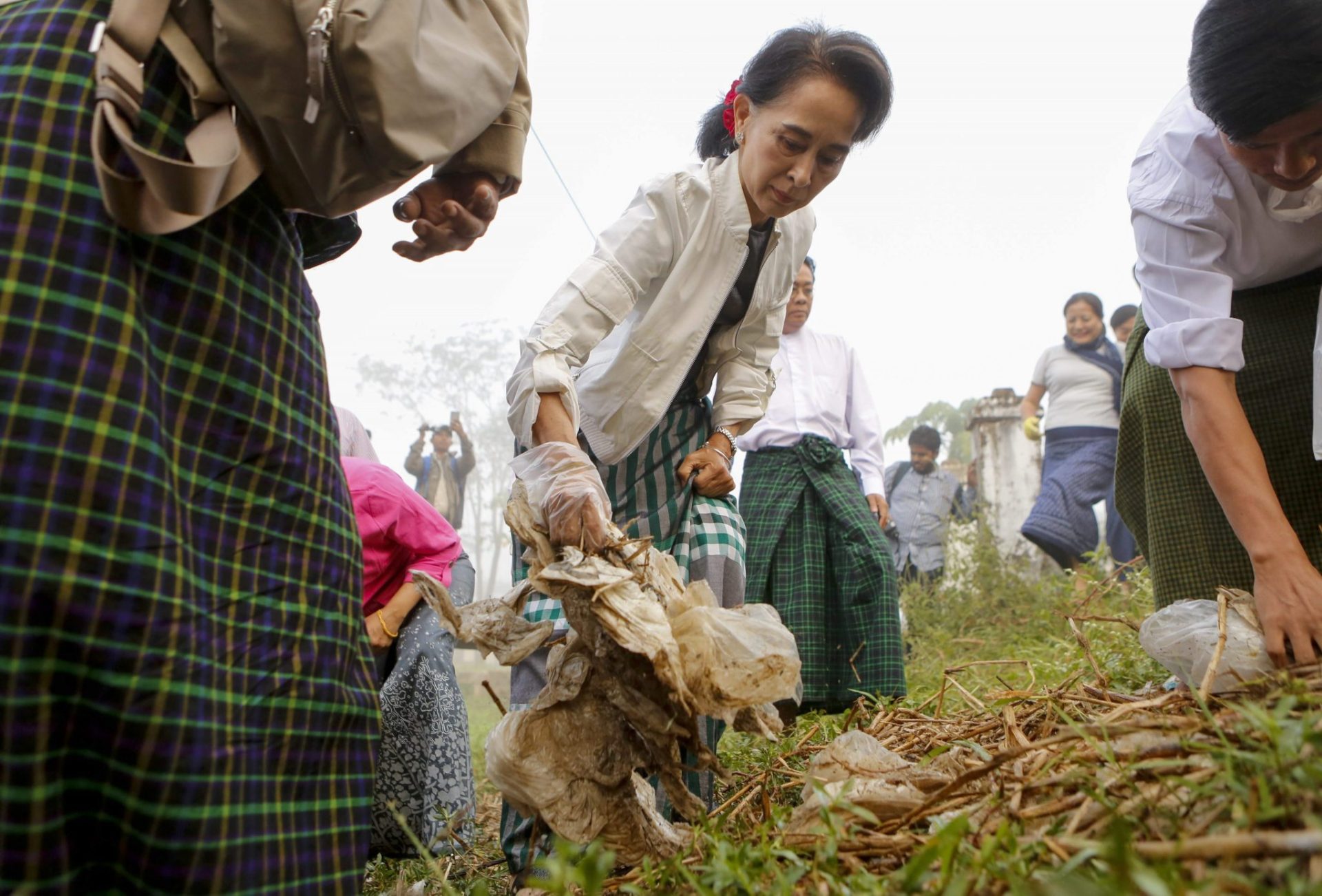 Suu Kyi lanza campaña nacional de limpieza de basura en Birmania.