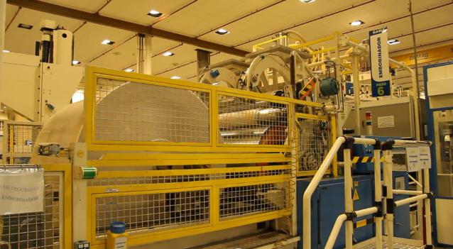 Una bobina de 2,7 toneladas almacena los que enrollan los futuros envases