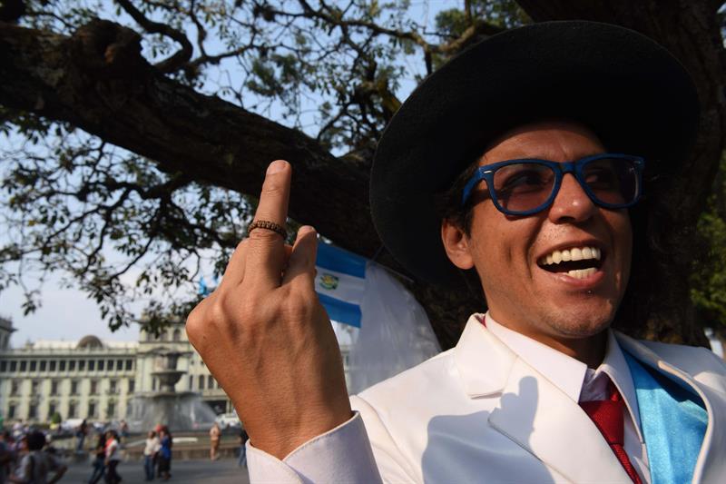 El actor peruano Richard Torres enseña el anillo tras su "boda" con un árbol en Guatemala. 