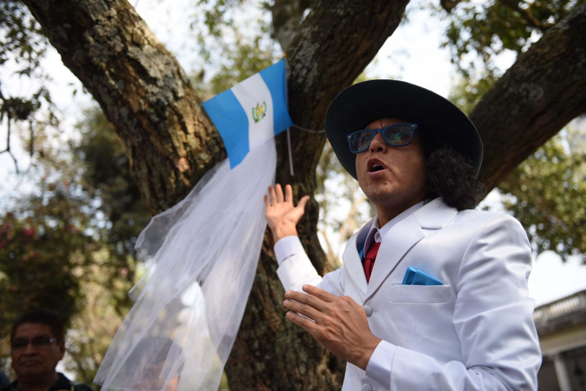 El actor Richard Torres celebra otra boda con un árbol para pedir perdón por la "masacre de la naturaleza".