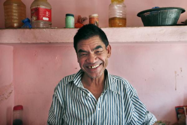  Kaaji Bogati, de 51 años, sonríe en su cafetería recién inaugurada en Katmandú (Nepal) .EFE/Narendra Shrestha