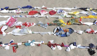 Archivo EFE. Vista de algunas de las bolsas de plástico que conforman una figura de pez realizada en una playa en julio de 2013, para alertar del peligro de los plásticos en el mar.