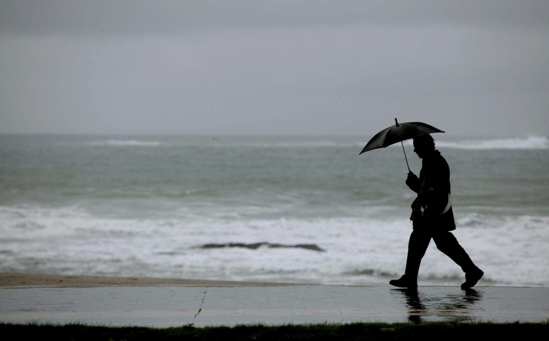 A CORUÑA.- Foto de archivo de un hombre caminando por el paseo marítimo de A Coruña, a la altura de la playa de Riazor EFE/Cabalar