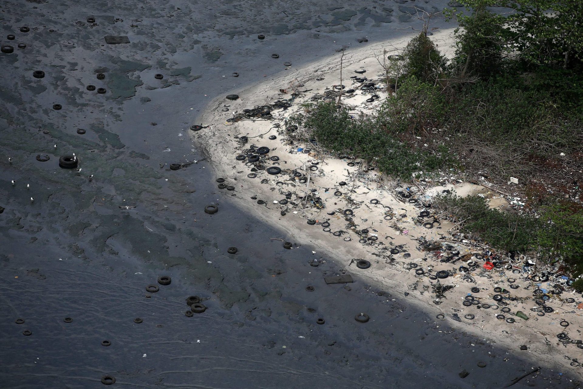 Neumáticos y contaminación en la Isla Pompeba en la bahía de Guanabara, en Río de Janeiro (Brasil).
