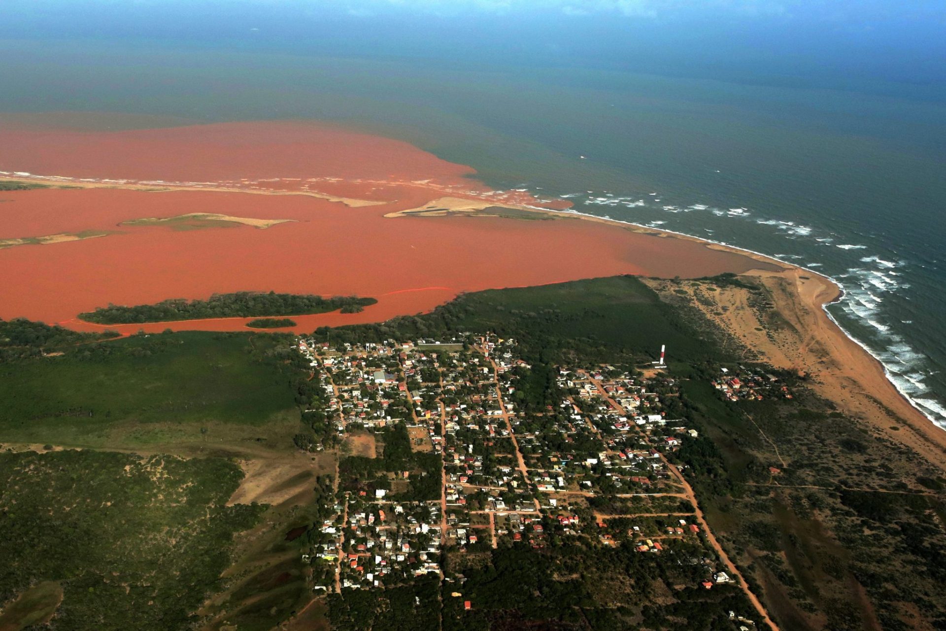 La Fiscalía de Brasil pide una indemnización 7,7 veces más elevada por los daños del vertido minero de Samarco.
