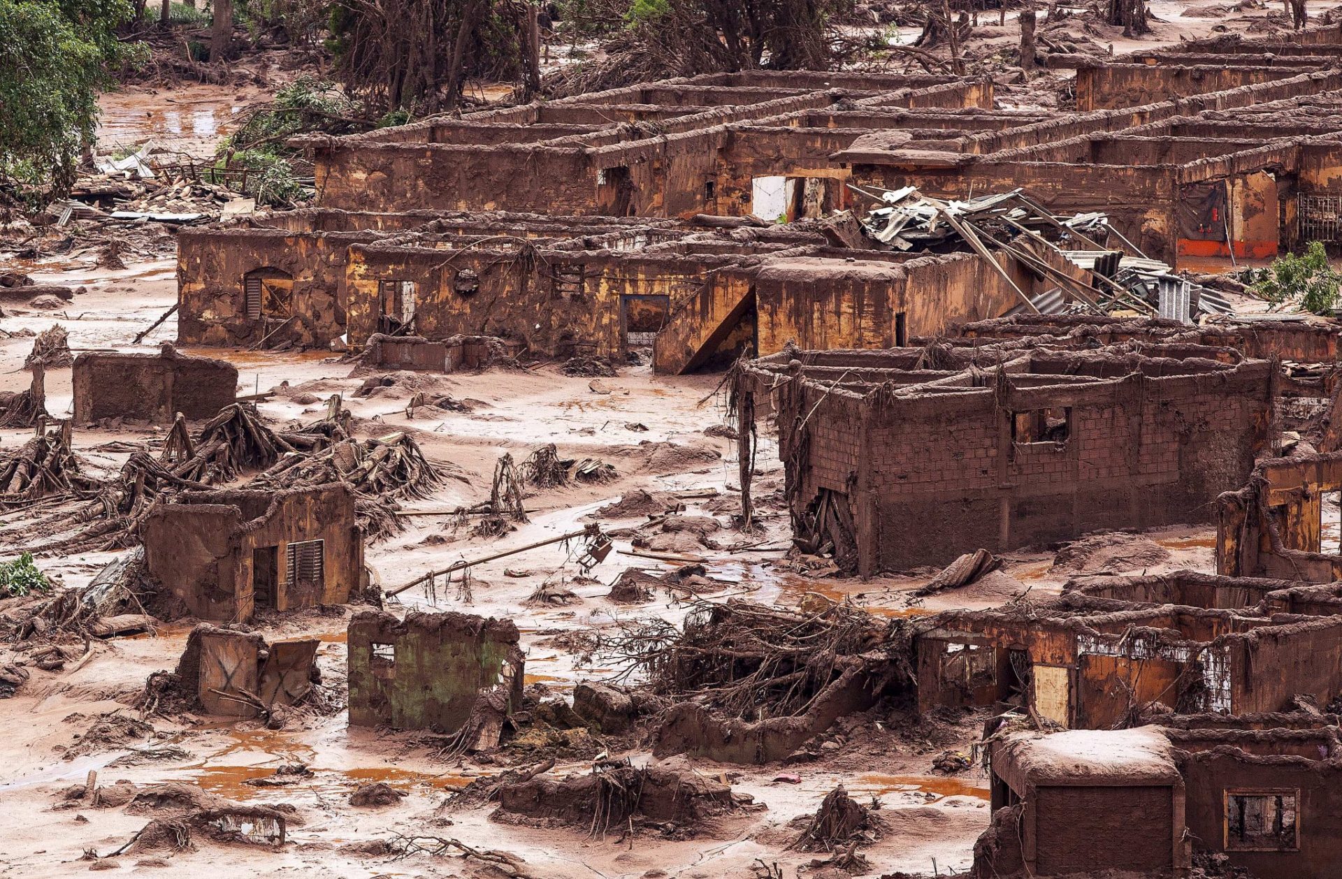 El pueblo de Bento Rodrigues, de 600 habitantes, destruído tras la riada minera de Samarco.