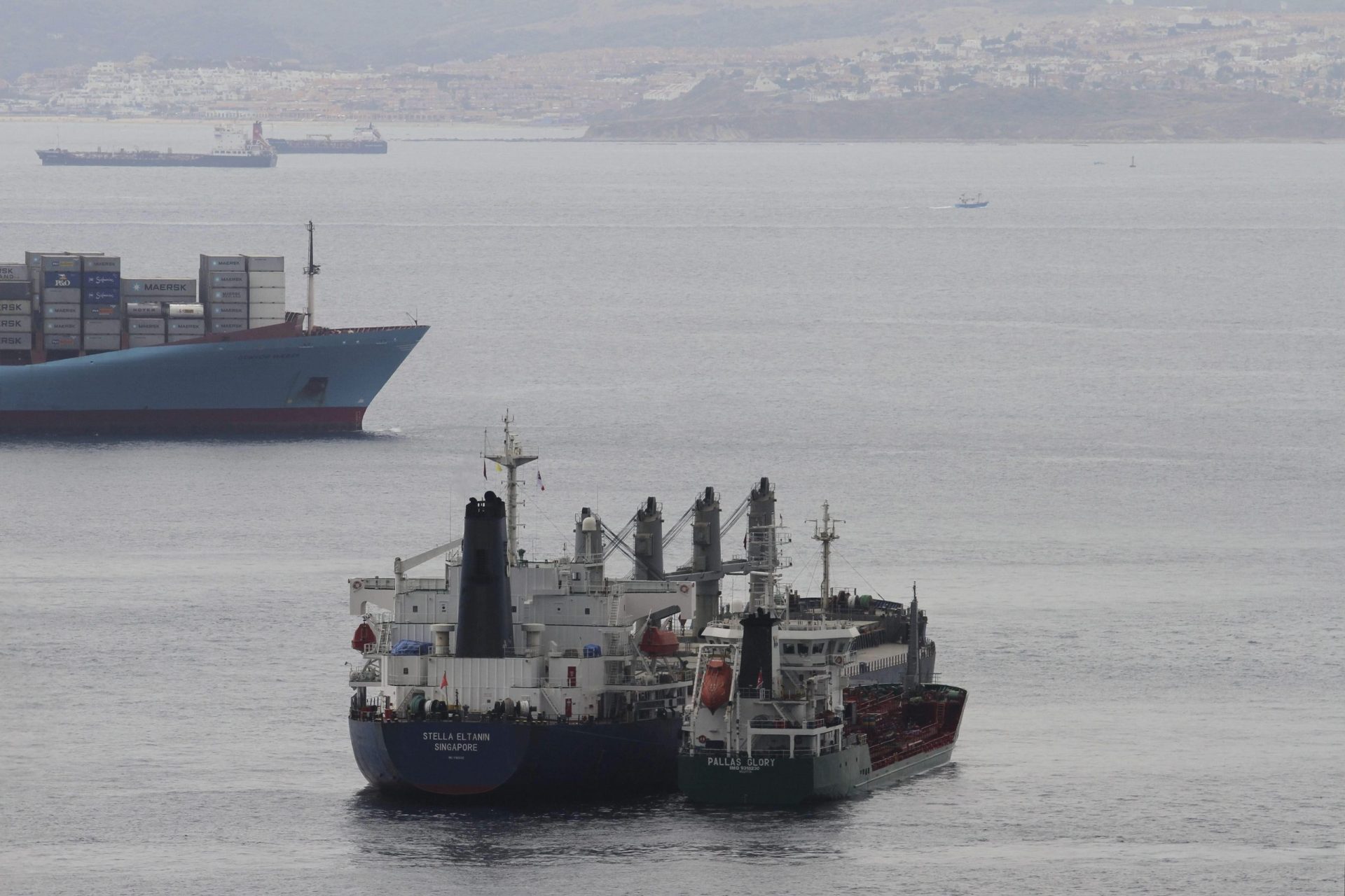 Imagen tomadas desde el peñón de Gibraltar en agosto de 2013 de barcos realizando bunkering (repostaje en el mar)en la bahía de Algeciras (Cádiz).
