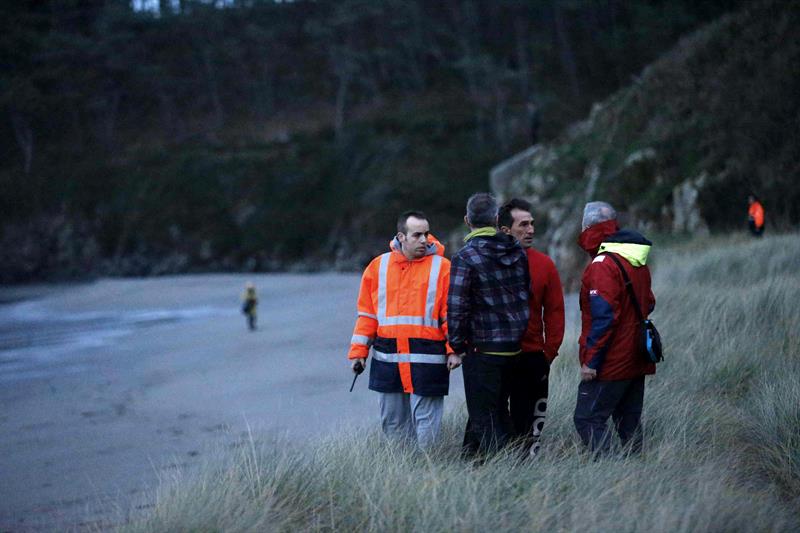 Varias de las personas que participan en la búsqueda de un niño de veinte meses que un golpe de mar ha arrastrado cuando se encontraba con su padre y su abuelo en la playa de Frejulfe, en navia.