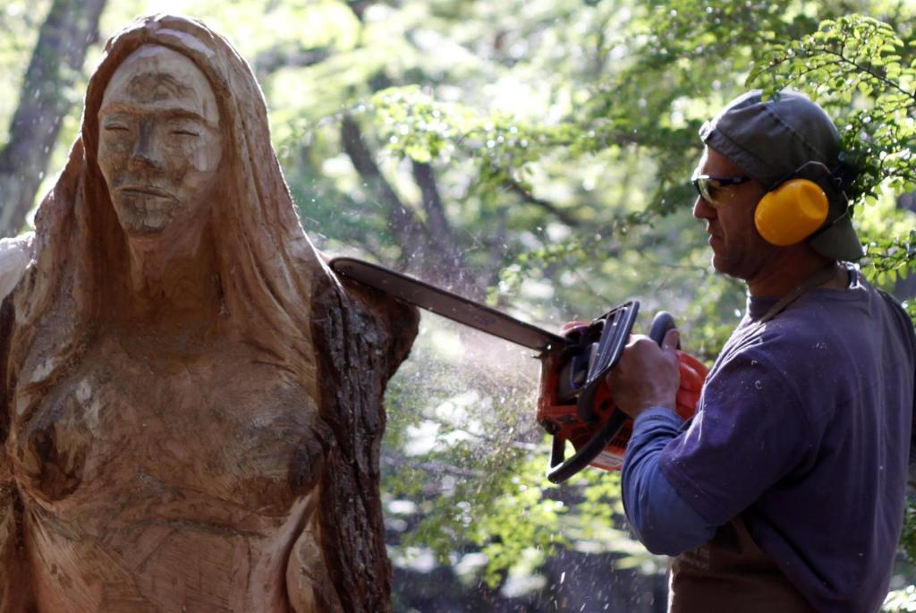 'Bosque Tallado', museo argentino que emerge de las cenizas de un cerro