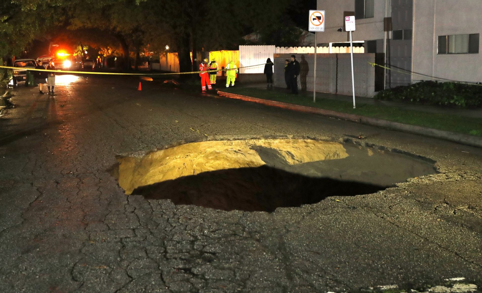 Las lluvias provocaron este enorme agujero que se tragó dos coches en Los Ángeles.