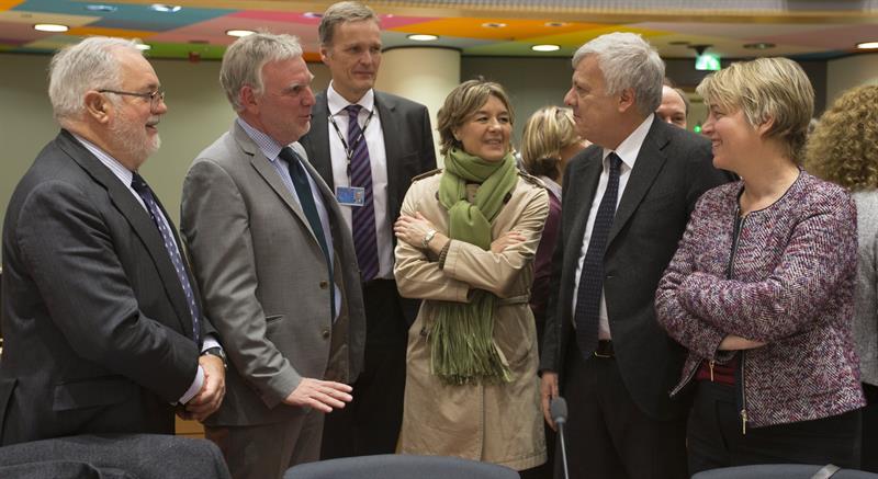 Tejerina y Arias Cañete con otros colegas de la UE antes de la reunión del Consejo de Ministros de Agricultura y Medio Ambiente en Bruselas.