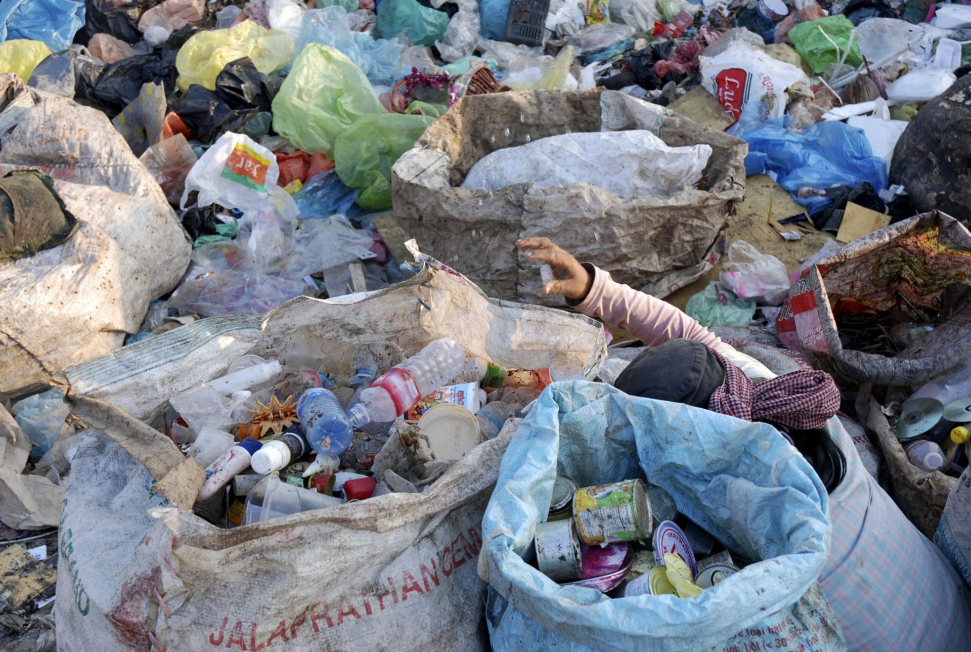 Camboyana recogedora de basura: un euro por 11 horas de trabajo.