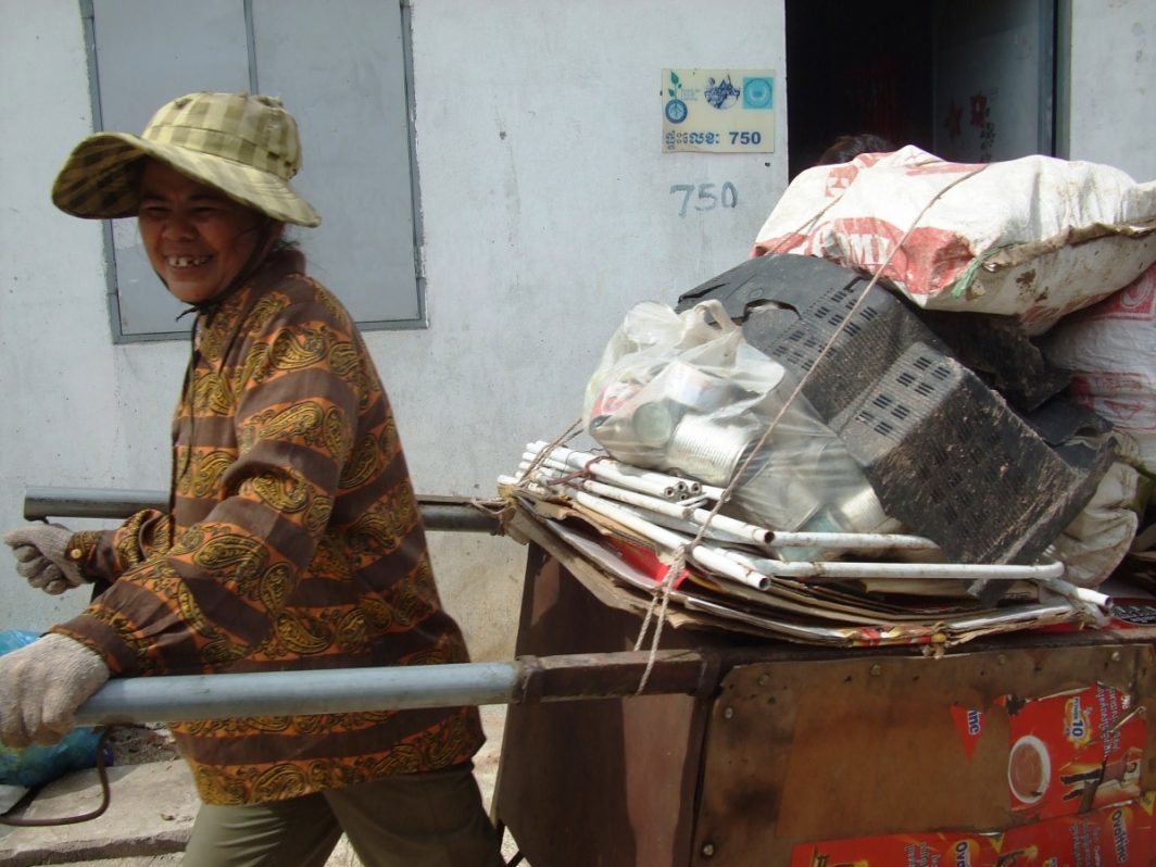 La ONG Manos Unidas y su socio local CSARO permite a 105 familias de recogedoras de basura el acceso a formación con el objetivo de que puedan llevar a cabo actividades generadoras de ingresos.