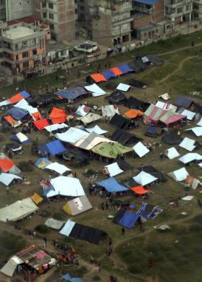 Campamento improvisado en una plaza de Katmandú, tras el terremoto. 