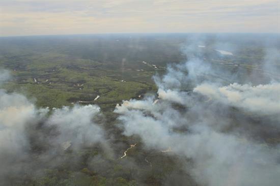Vista aérea de una zona arrasada por el fuego en Fort McMurray. 