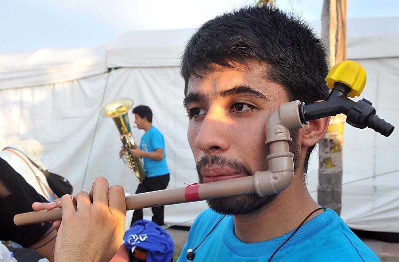 Una cañería reciclada sirve para hacer música. 