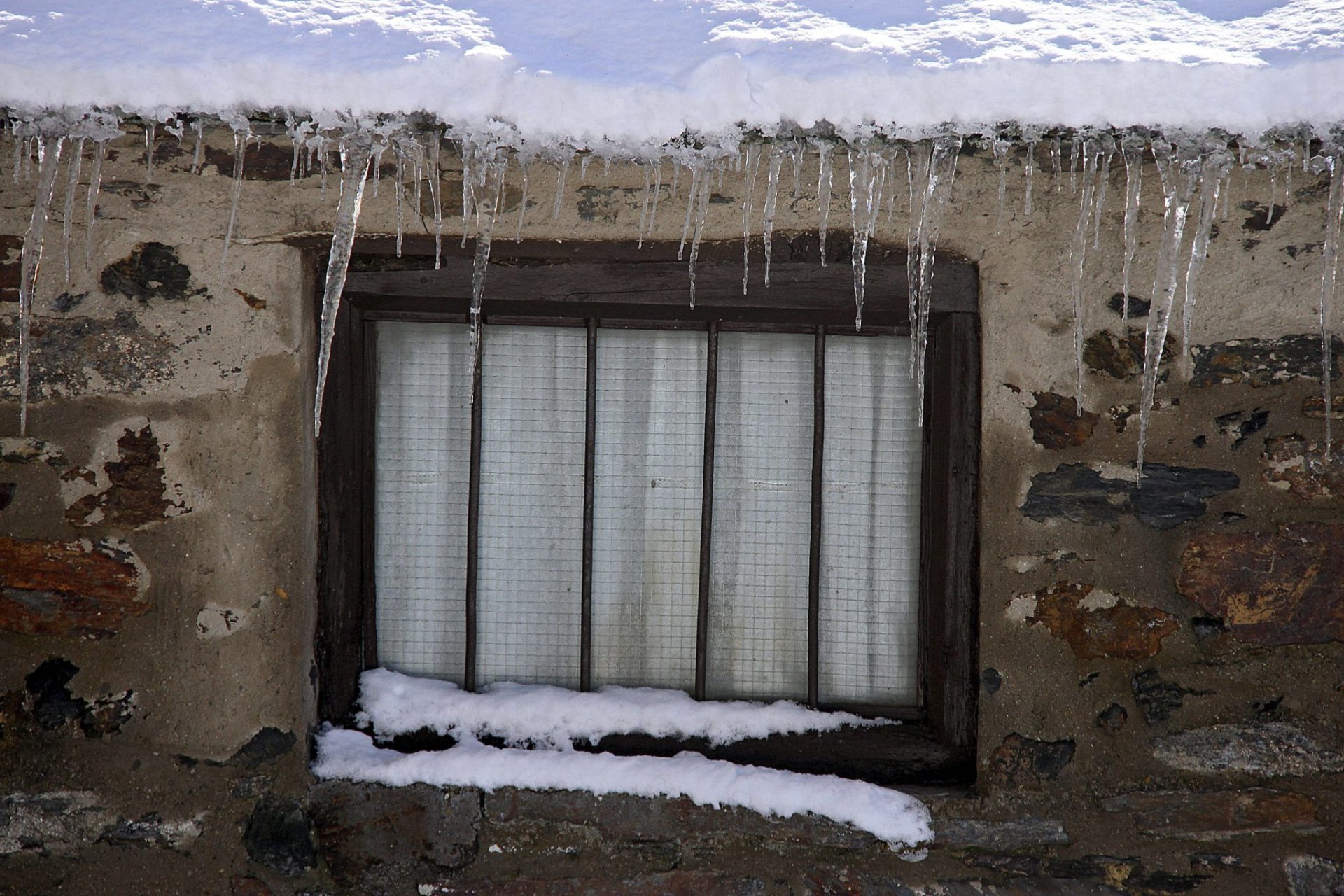 Alerta por bajas temperaturas y nieve. En la foto carámbanos en el tejado de una casa en La Cepeda (León). EFE/J. Casares