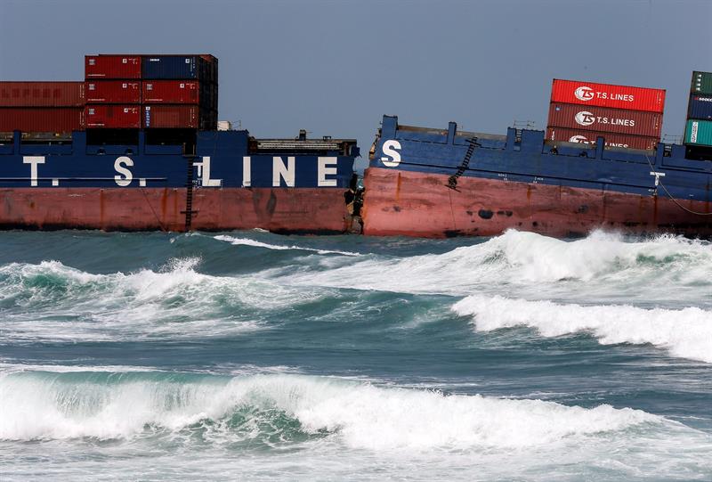 Carguero contenedor de la T.S. Lines partido frente a la costa de Taipei, y que esta vertiendo fuel al mar. 