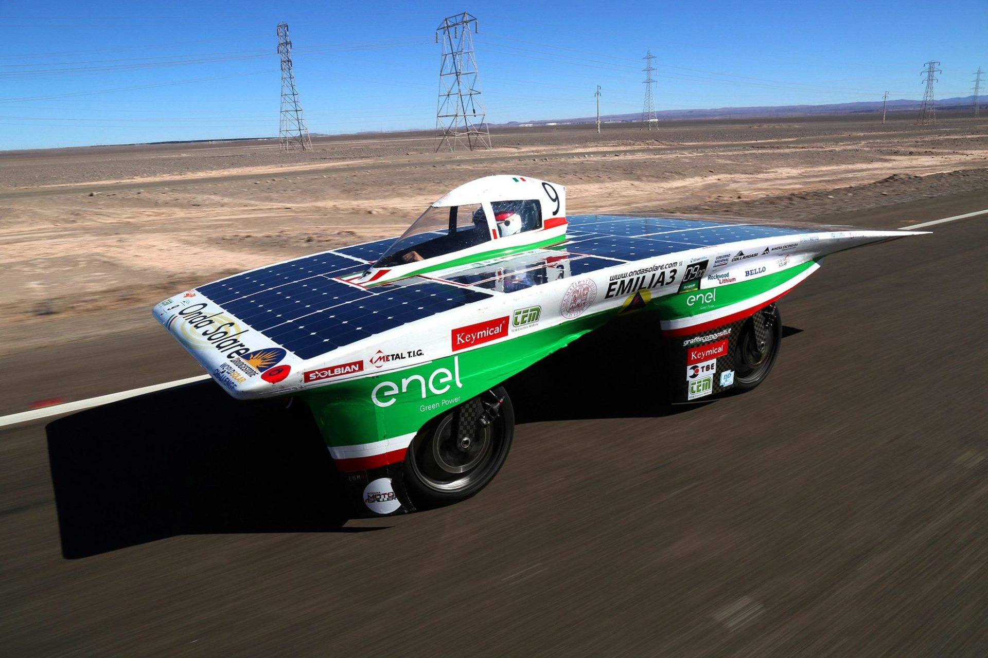 Comienza la VI Carrera Solar Atacama en Chile con 21 equipos de seis países.