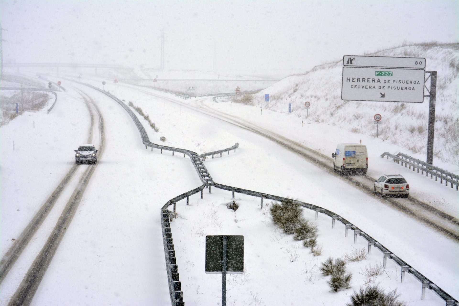 La nevada cierra la A-67 entre Palencia y Santander.