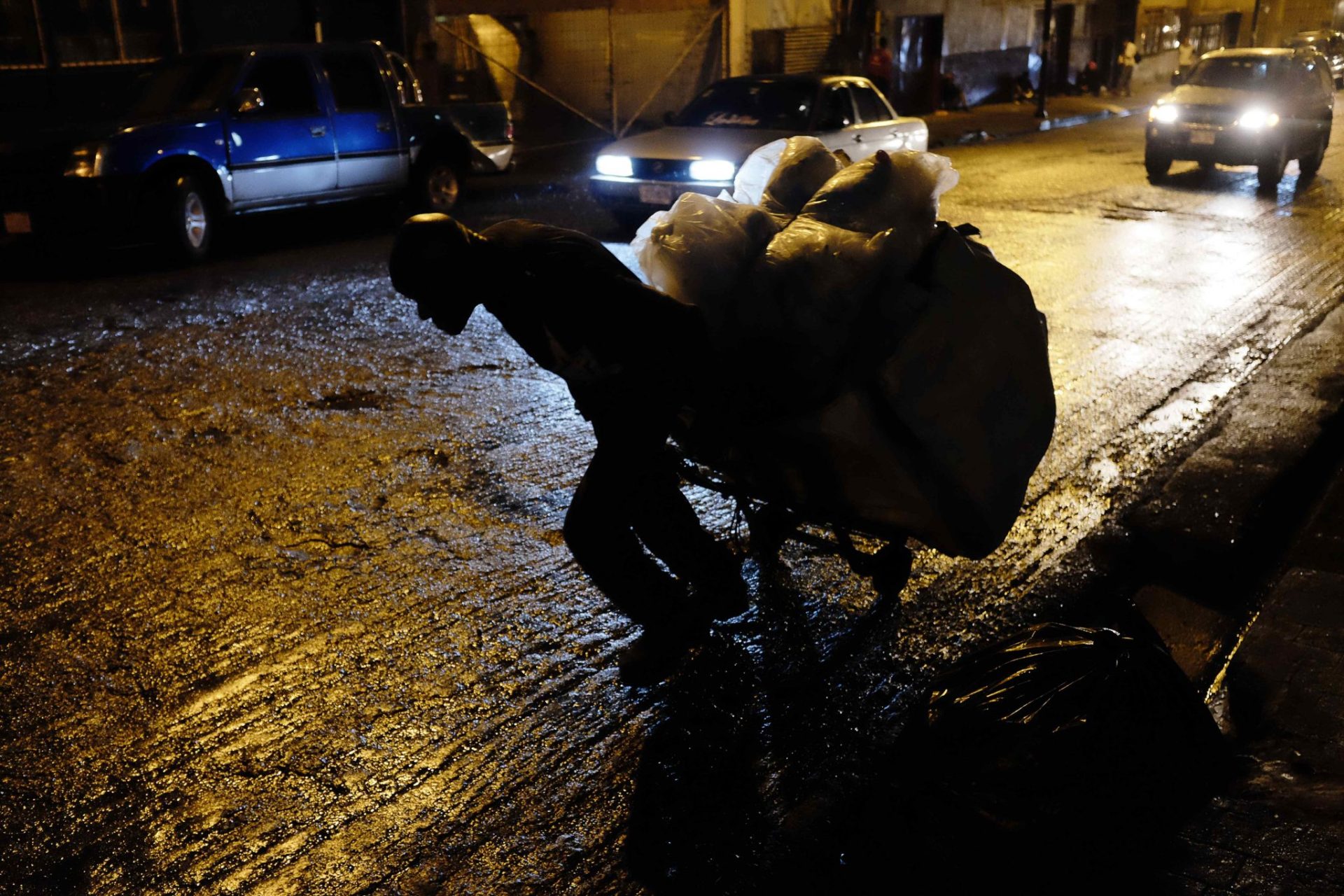 Indigentes o adictos recogen cartón para sobrevivir en San José.