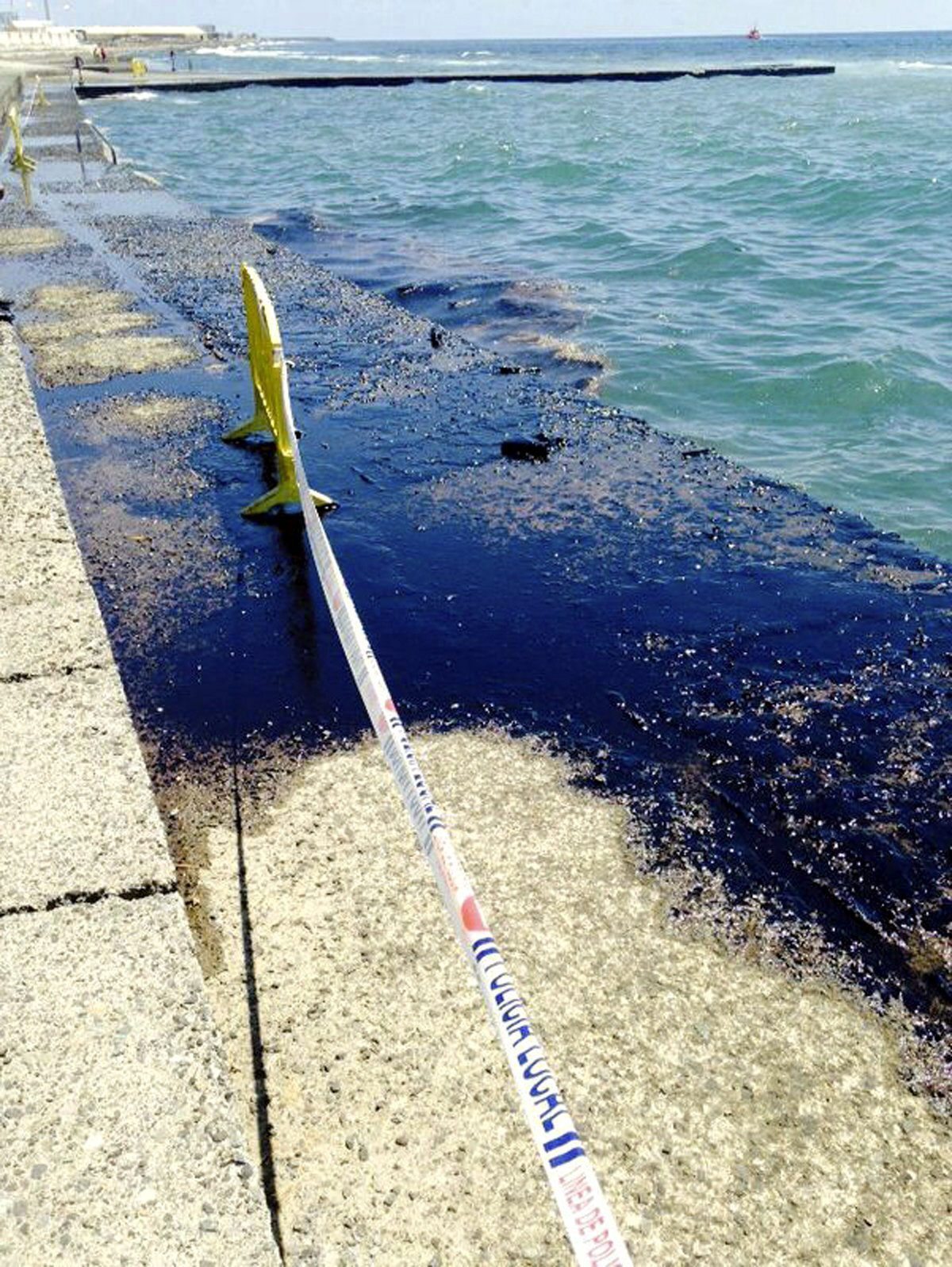 Foto de archivo de piscinas naturales de Castillo del Romeral y la playa del Águila, afectadas el año pasado por un vertido de petróleo.  EFE Marcos Ponte 
