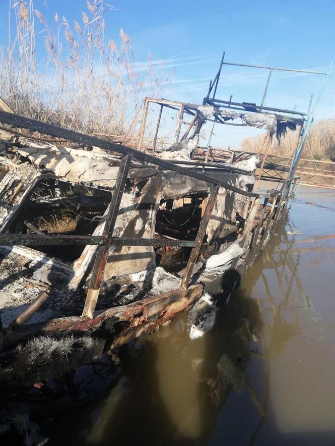 Queman una embarcación científica en el Guadalquivir tras una operación contra anguleros furtivos